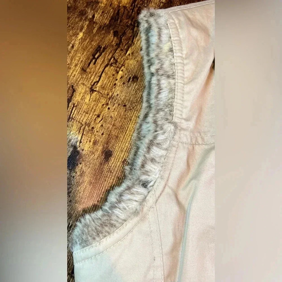 Old Navy | ladies reversible, faux fur/utility style vest. Size: M - Picture 12 of 16